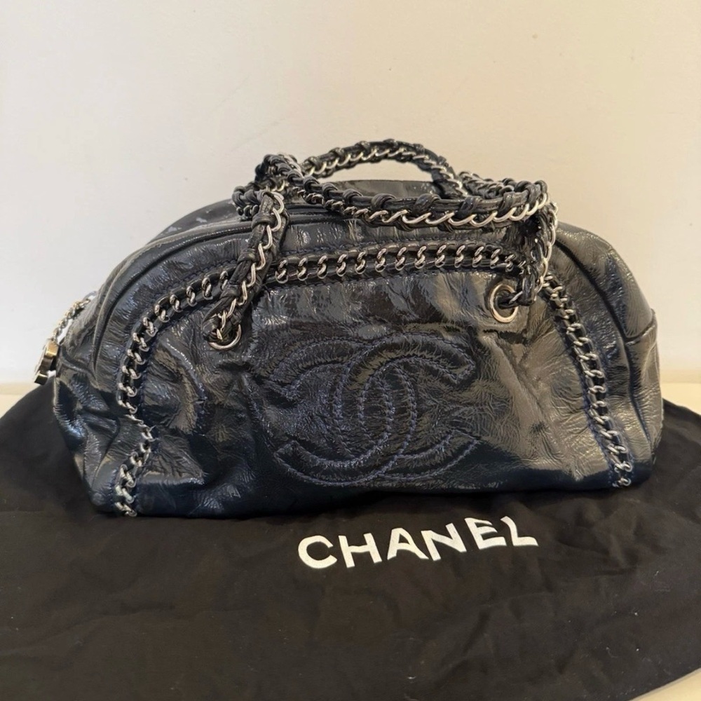 Authentic Chanel Navy Patent Bowling Bag
Chain Straps & Details zipper closure